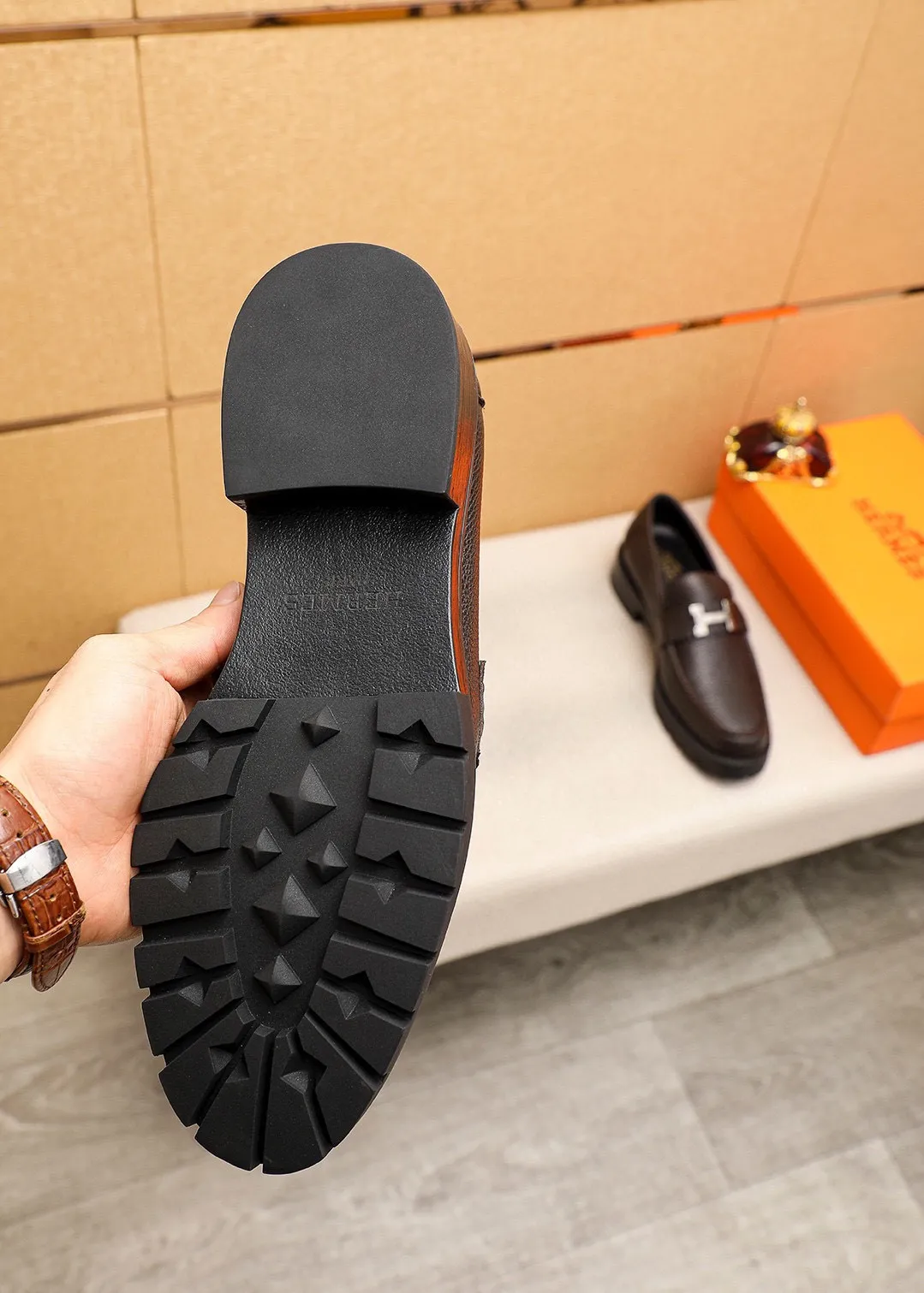 Men's shoes 💰460 💐 Product trademark: HERMES "Hermès" casual leather shoes Regular size: 39-44 (38.45🉑️customized) Product materials: Selected imported first-layer pebbled cowhide leather upper + classic hardware buckle, imported water-dyed 🐂 cowhide lining. Strong three-dimensional visual effect, non-slip and wear-resistant rubber outsole Color: 2⃣️colors available
